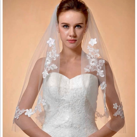 Beautiful 1T white elbow length veil with comb